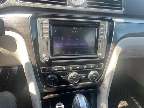 Used 2017 Volkswagen Passat 1.8T SEL Premium image 9