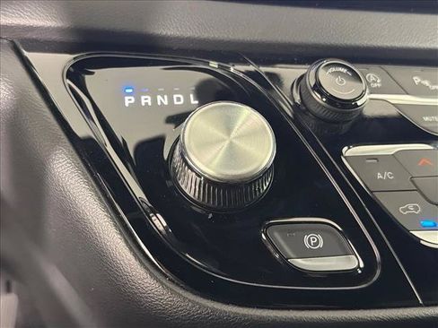Used 2025 Chrysler Pacifica Select FWD image 30