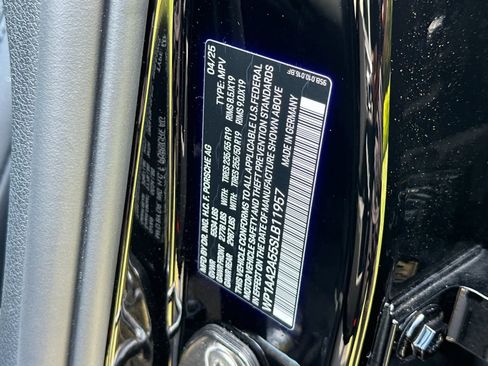 Certified 2025 Porsche Macan AWD/4WD image 33
