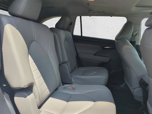 Used 2022 Toyota Highlander XLE AWD/4WD image 26
