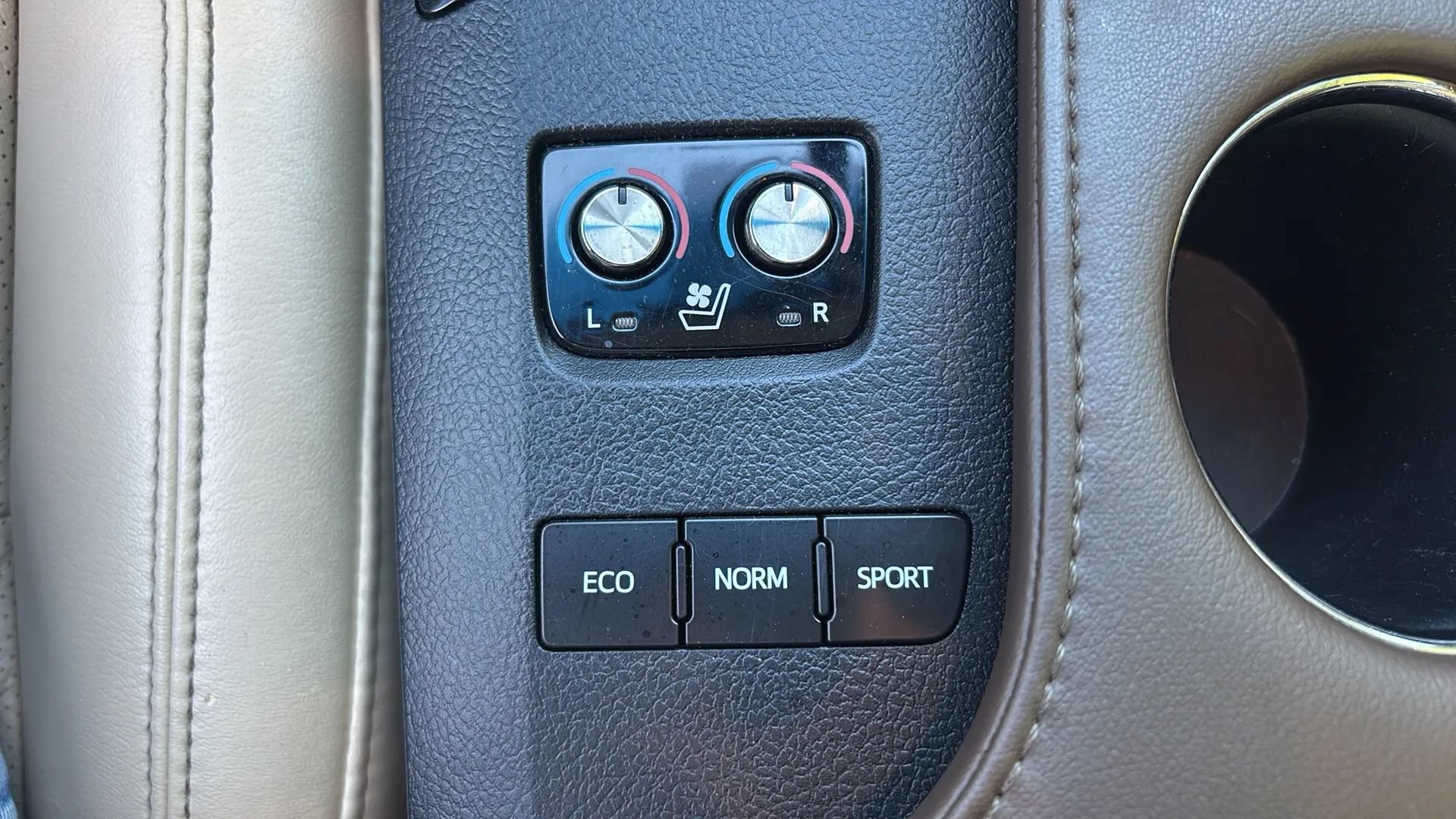 Used 2013 Toyota Avalon Limited w/ Technology Pkg FWD image 14