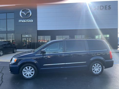 Used 2016 Chrysler Town & Country Touring FWD image 2
