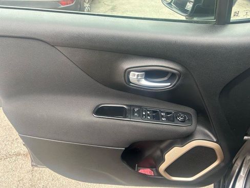 Used 2017 Jeep Renegade Latitude FWD image 7