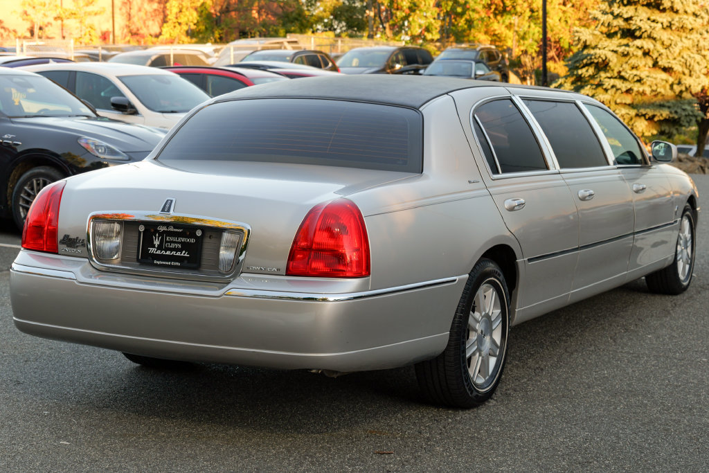 Used 2008 Lincoln Town Car Executive RWD image 7