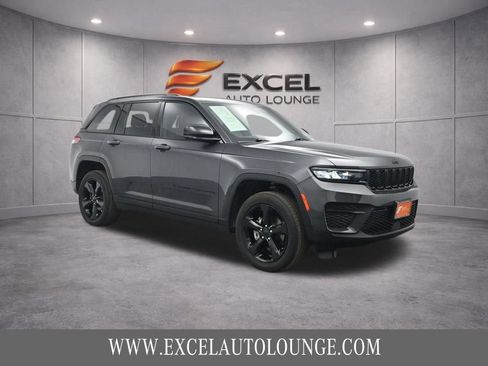 Used 2022 Jeep Grand Cherokee Altitude AWD/4WD image 11