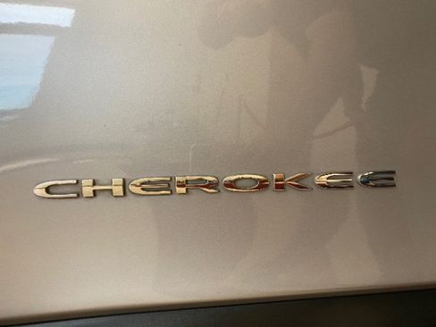 Used 2020 Jeep Cherokee Limited FWD image 23