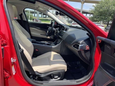 Used 2019 Jaguar XE Premium image 62