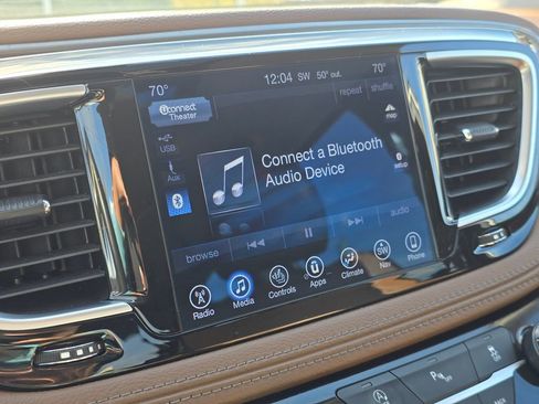 Used 2017 Chrysler Pacifica Limited image 29