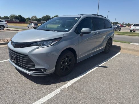 Used 2025 Toyota Sienna XLE Woodland Edition AWD/4WD image 8