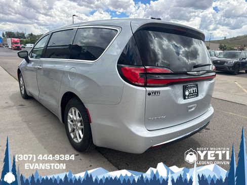 Used 2023 Chrysler Pacifica Touring-L FWD image 5