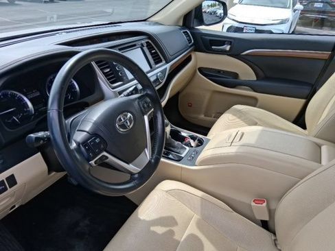 Used 2017 Toyota Highlander Limited AWD/4WD image 13