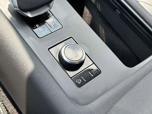 Used 2024 Land Rover Discovery Dynamic SE image 21