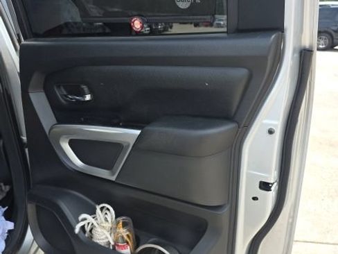 Used 2018 Nissan Titan SV AWD/4WD image 28