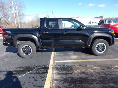 Used 2024 Toyota Tacoma TRD Off-Road image 2