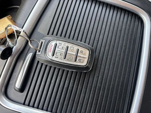 Used 2023 Chrysler Pacifica Touring-L FWD image 20