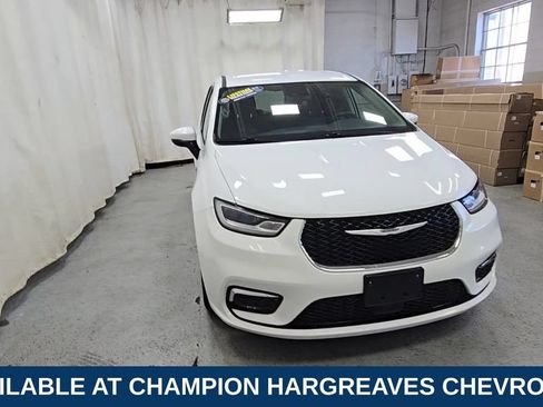 Used 2023 Chrysler Pacifica Touring-L FWD image 3