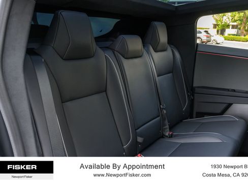 Used 2024 Tesla Cybertruck AWD Crew Cab image 31