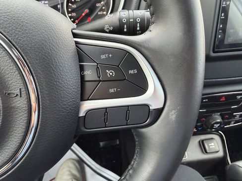 Used 2019 Jeep Compass Latitude FWD image 16