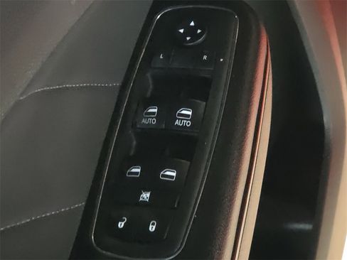 Used 2019 Dodge Charger SXT image 16