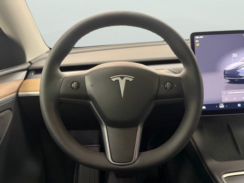 Used 2025 Tesla Model Y Long Range AWD/4WD image 16