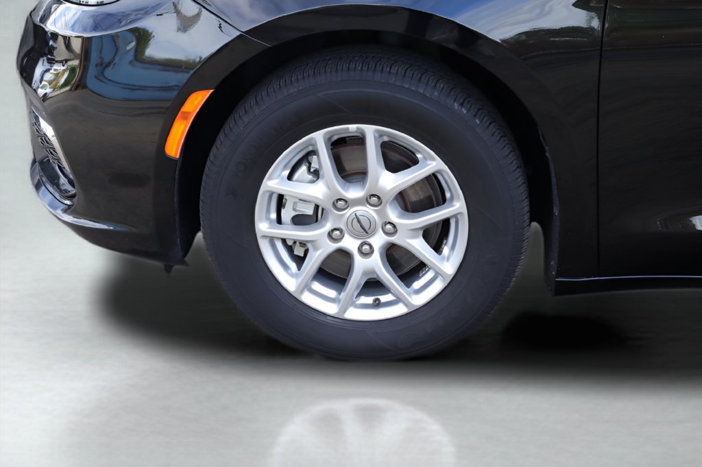 Used 2025 Chrysler Pacifica Select FWD image 4
