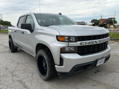 Used 2019 Chevrolet Silverado 1500 Custom w/ Custom Value Package AWD/4WD image 2
