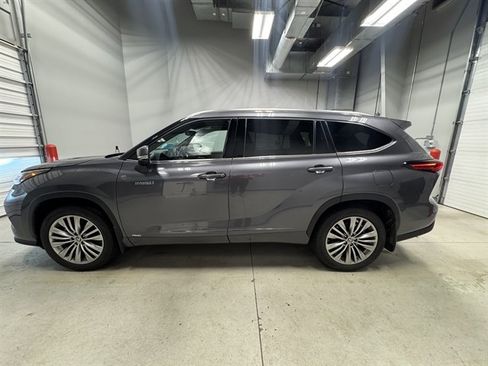 Used 2021 Toyota Highlander Platinum image 4
