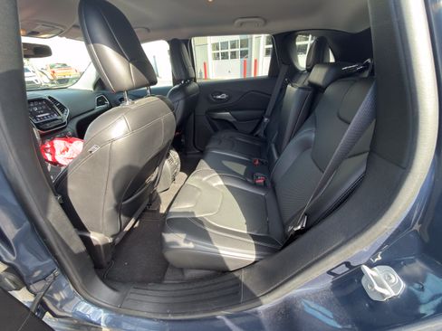 Used 2020 Jeep Renegade Latitude w/ Popular Equipment Group AWD/4WD image 19