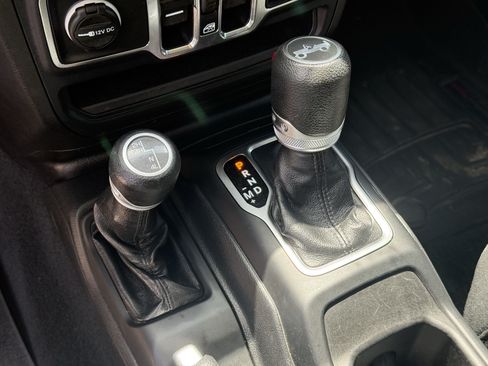 Used 2019 Jeep Wrangler Unlimited Sport S AWD/4WD image 23