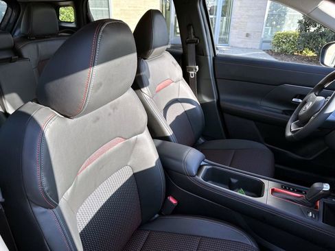 Used 2025 Nissan Kicks SR image 14