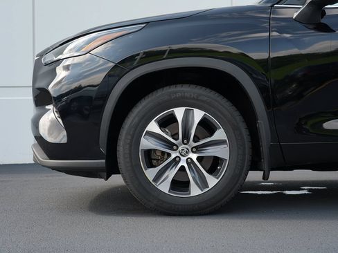 Used 2023 Toyota Highlander XLE AWD/4WD image 11