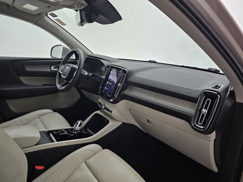 Used 2023 Volvo XC40 B5 Plus image 14