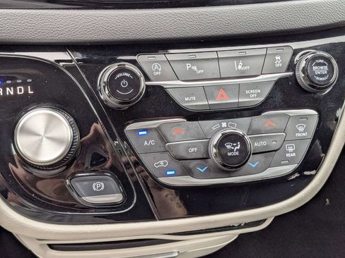 Used 2024 Chrysler Pacifica Touring-L FWD image 23