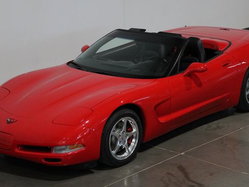 Used 2000 Chevrolet Corvette Convertible w/ Memory Pkg RWD image 13