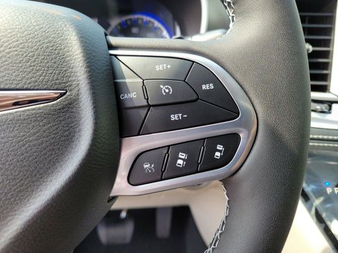 New 2022 Chrysler Pacifica Touring-L w/ Uconnect Theater Family Group image 30