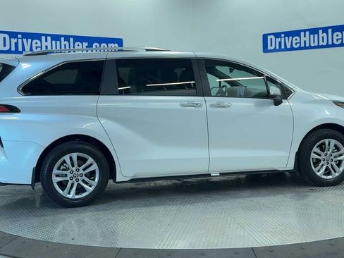Used 2025 Toyota Sienna Limited image 8