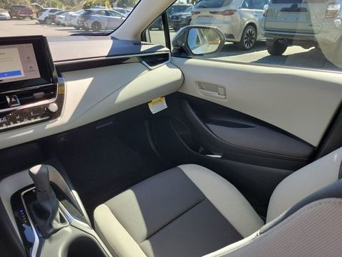 Used 2025 Toyota Corolla LE image 3
