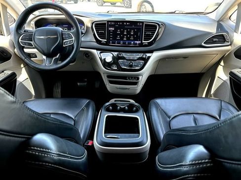 Used 2023 Chrysler Pacifica Touring-L FWD image 27