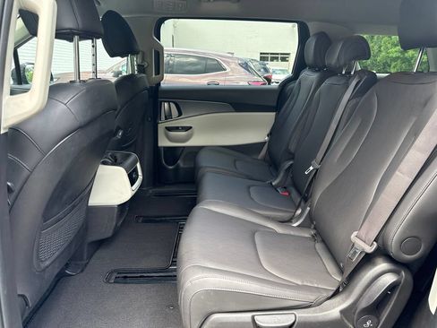 Used 2024 Kia Carnival LX FWD image 15