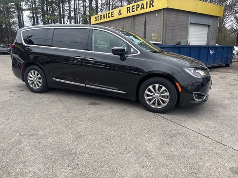 Used 2018 Chrysler Pacifica Touring-L image 4