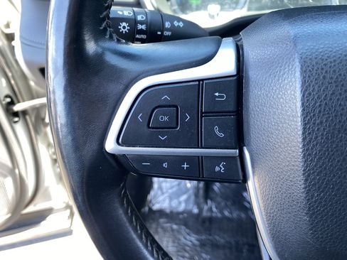 Used 2024 Toyota Highlander XLE FWD image 30