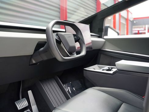 Used 2024 Tesla Cybertruck AWD Crew Cab image 13