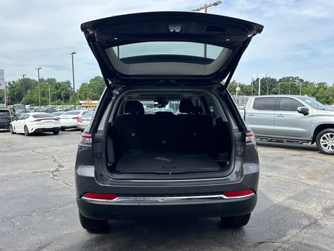 Used 2023 Jeep Grand Cherokee Laredo w/ Luxury Tech Group I AWD/4WD image 19