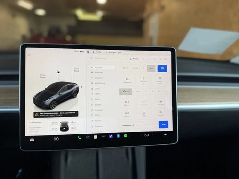 Used 2024 Tesla Model Y Long Range RWD image 27