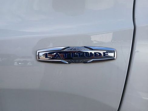 Used 2017 Jeep Renegade Latitude FWD image 16