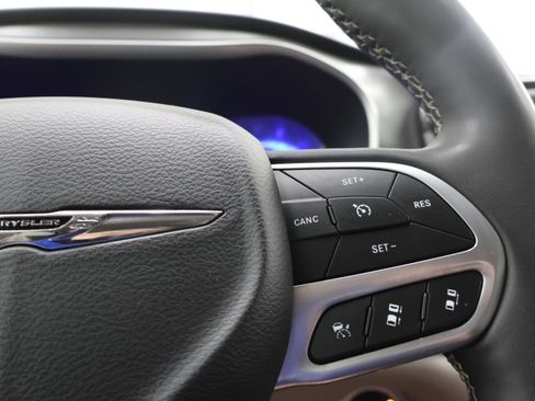 Used 2024 Chrysler Pacifica Touring-L FWD image 15