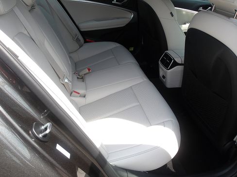 Used 2025 Genesis G70 2.5T image 10