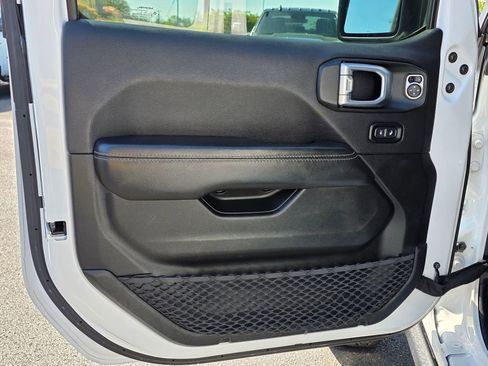 Used 2020 Jeep Gladiator Overland AWD/4WD image 13