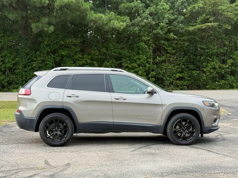 Used 2019 Jeep Cherokee Limited AWD/4WD image 3