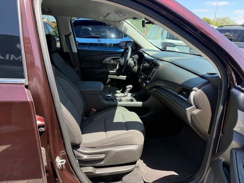 Used 2021 Chevrolet Traverse LT image 34